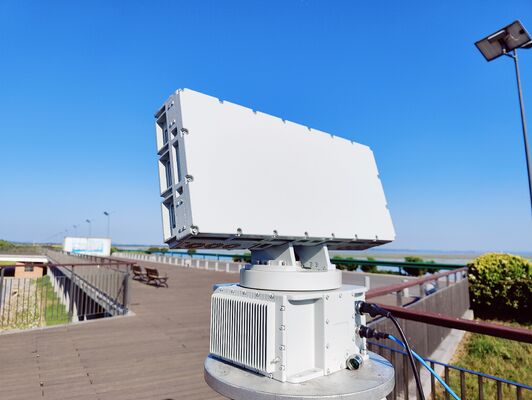 Urządzenie antyrobowe zapewniające bieżące obserwacje dronów.